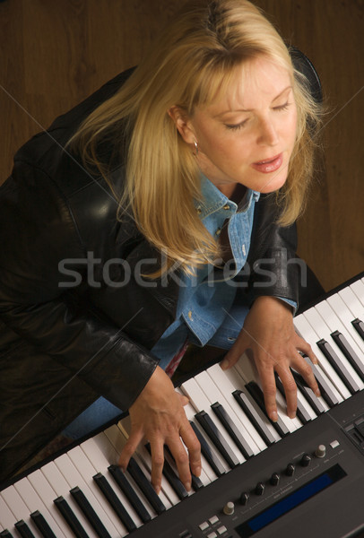 Weiblichen Musiker spielen digitalen Klavier Tastatur Stock foto © feverpitch