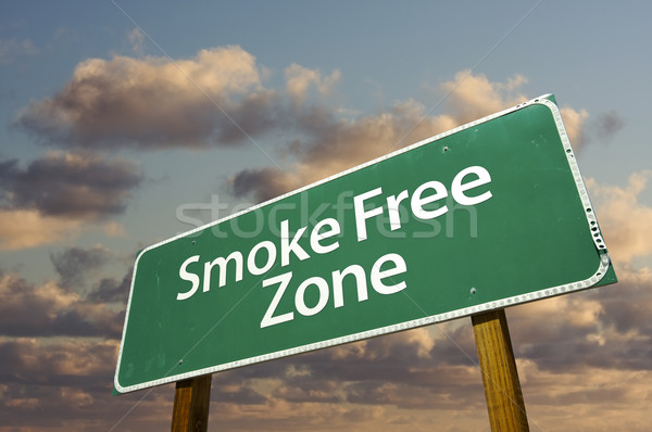 Foto stock: Fumar · livre · verde · placa · sinalizadora · nuvens · dramático