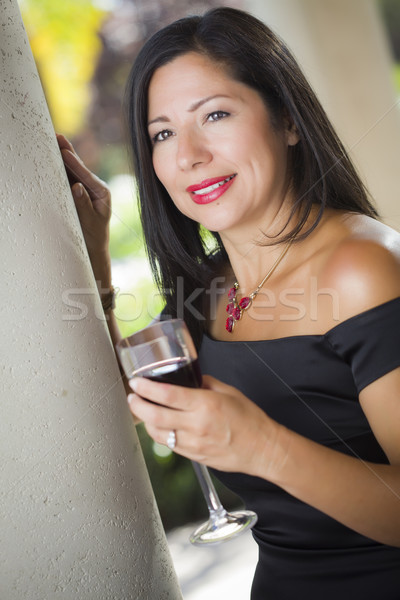 Stockfoto: Aantrekkelijk · latino · buiten · genieten · wijn