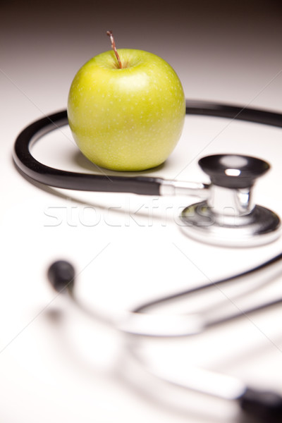 Foto d'archivio: Stetoscopio · verde · mela · messa · a · fuoco · selettiva · alimentare · frutta