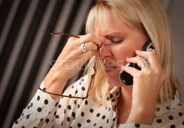 Blonde vrouw mobiele telefoon kijken gezicht business Stockfoto © feverpitch