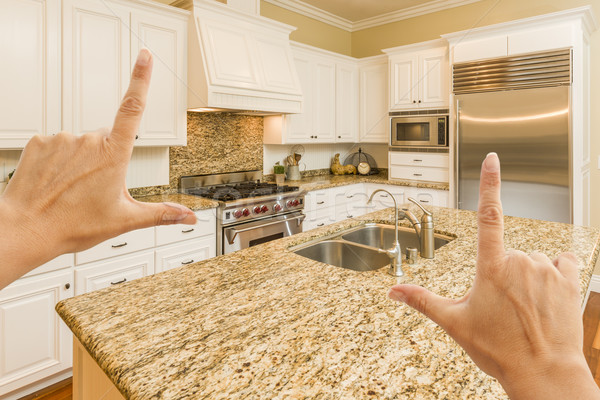 Handen mooie gewoonte keuken vrouwelijke keuken interieur Stockfoto © feverpitch