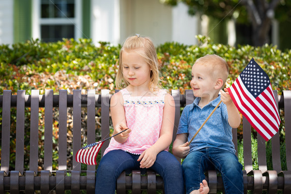 Foto stock: Jóvenes · hermana · hermano · bandera · de · Estados · Unidos · tamaño · banco