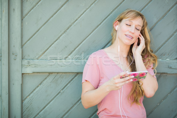 Zewnątrz portret brązowy kobieta słuchania Zdjęcia stock © feverpitch