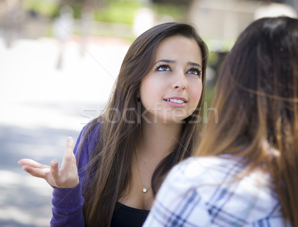 Stock foto: Expressive · jungen · weiblichen · Sitzung · sprechen