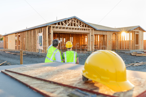 Stockfoto: Mannelijke · vrouwelijke · bouw · werknemers · nieuw · huis · plaats