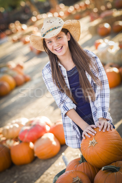 Foto stock: Menina · jogar · carrinho · de · mão · abóbora