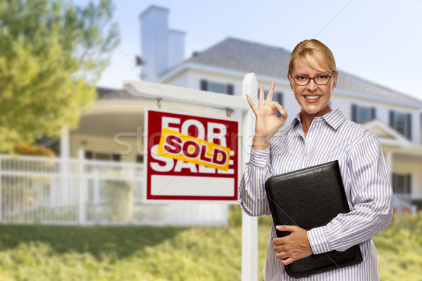 Makelaar uitverkocht teken huis vrouwelijke home Stockfoto © feverpitch