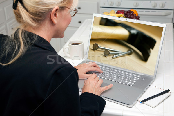 Stock foto: Frau · Küche · mit · Laptop · Forschung · Bildschirm