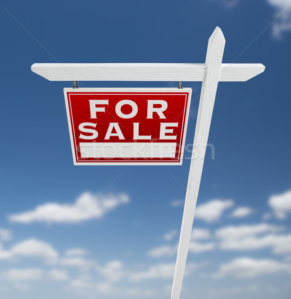 Vânzare Imobiliare semna Blue Sky nori Imagine de stoc © feverpitch