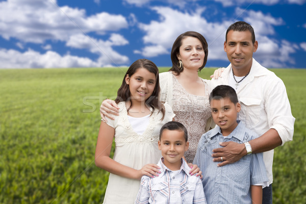 Latino Familienbild stehen Wiese glücklich Kinder Stock foto © feverpitch