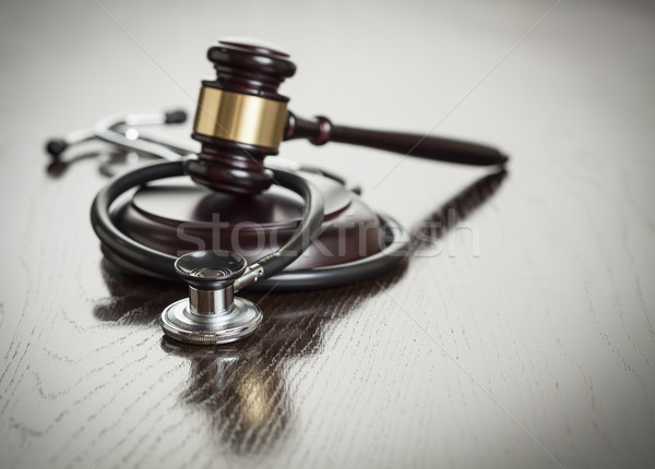 Kalapács sztetoszkóp tükröződő asztal fa asztal orvosi Stock fotó © feverpitch