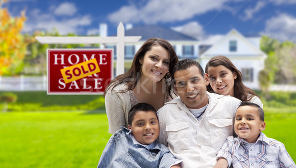 Hispanos familia vendido inmobiliario signo casa Foto stock © feverpitch