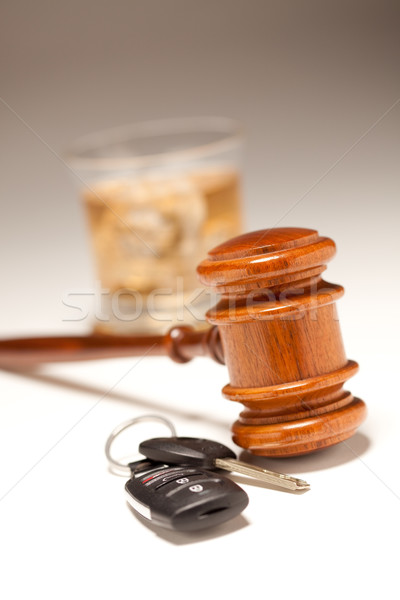 Ciocănel bauturi alcoolice cheile de la masina alb potabilă conducere Imagine de stoc © feverpitch