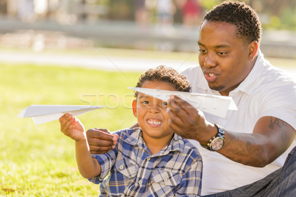 Félvér apa fia játszik papír repülőgépek boldog Stock fotó © feverpitch