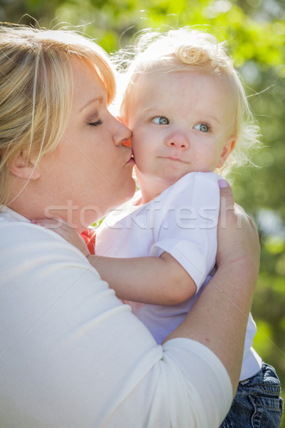 Foto stock: Jovem · mãe · beijando · adorável · bebê