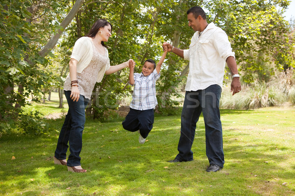 [[stock_photo]]: Jeunes · hispanique · famille · parc · homme