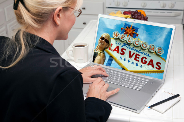 Mulher cozinha usando laptop Las Vegas pesquisa trio Foto stock © feverpitch