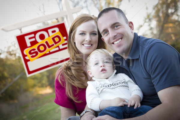 Glücklich jungen Familie verkauft Immobilien Zeichen Stock foto © feverpitch
