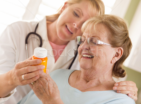 [[stock_photo]]: Homme · médecin · infirmière · ordonnance · supérieurs