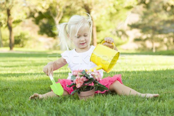 Foto stock: Little · girl · jogar · jardineiro · ferramentas · bonitinho