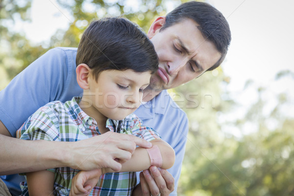 Amorevole padre fasciatura gomito giovani figlio Foto d'archivio © feverpitch