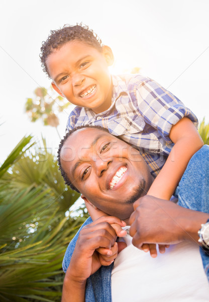 Figlio african american padre giocare piggyback Foto d'archivio © feverpitch