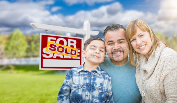 [[stock_photo]]: Métis · famille · maison · vente · réel