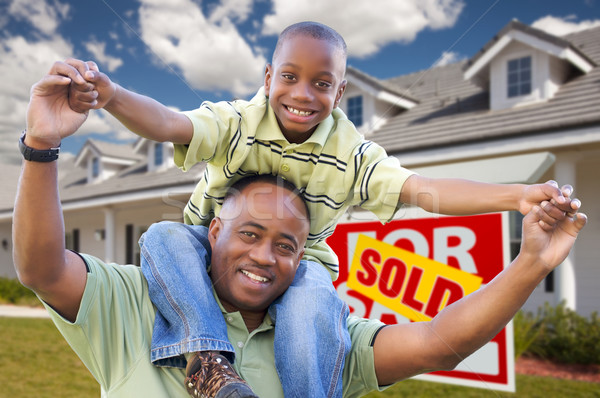 Tata fiu Imobiliare semna acasă fericit african american Imagine de stoc © feverpitch
