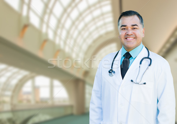 Frumos Hispanic medic de sex masculin asistentă spital Imagine de stoc © feverpitch
