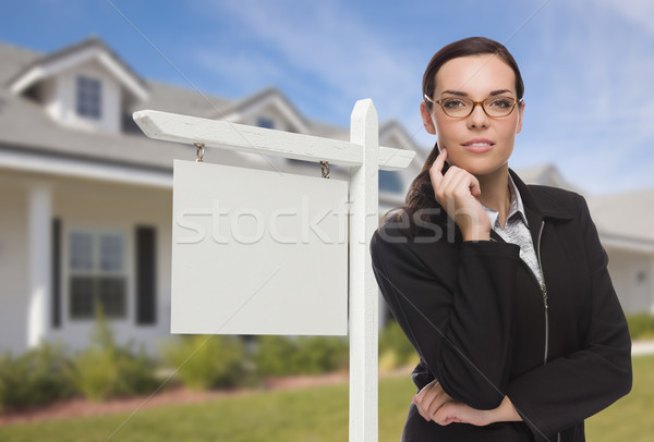 Mujer casa inmobiliario signo atractivo grave Foto stock © feverpitch