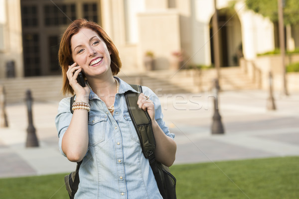 Foto stock: Jóvenes · femenino · estudiante · caminando · fuera · teléfono · celular