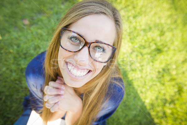 Széles látószögű csinos fiatal nő park jókedv portré Stock fotó © feverpitch
