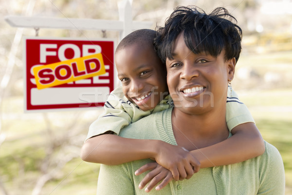 Mutter Kind verkauft Immobilien Zeichen glücklich Stock foto © feverpitch