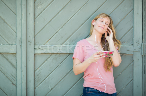 Zewnątrz portret brązowy kobieta słuchania Zdjęcia stock © feverpitch