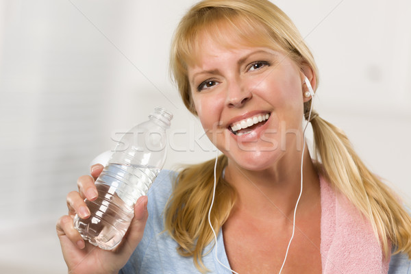 Csinos szőke nő törölköző iszik vizes flakon fül Stock fotó © feverpitch