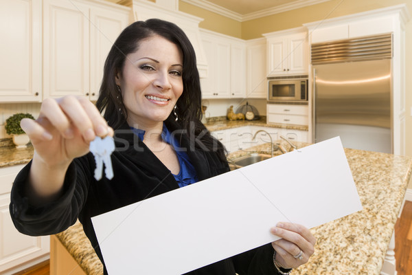 [[stock_photo]]: Hispanique · femme · cuisine · maison · touches