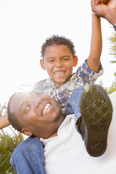 Stockfoto: Halfbloed · vader · zoon · spelen · op · de · rug · gelukkig · park