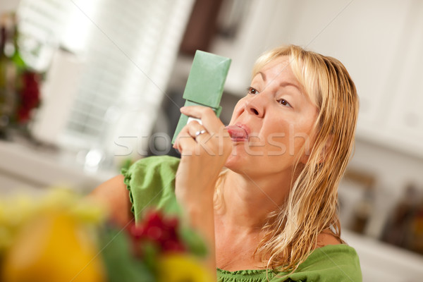 Nő nyelv kidugva tükör szőke nő kompakt fürdőszoba Stock fotó © feverpitch