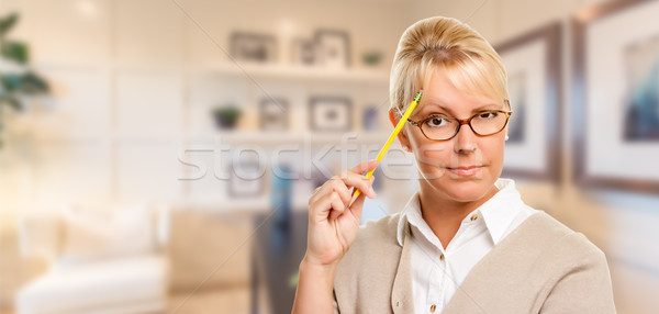 Schönen expressive Studenten Geschäftsfrau Bleistift aus Stock foto © feverpitch