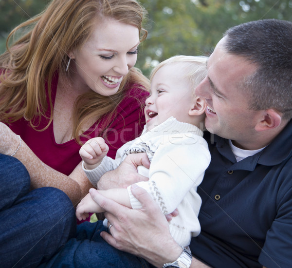 Foto stock: Atractivo · jóvenes · padres · riendo · nino · nino