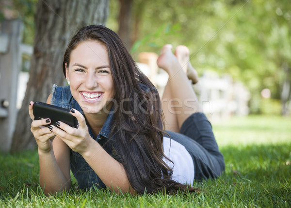 Félvér fiatal női sms chat mobiltelefon kívül Stock fotó © feverpitch