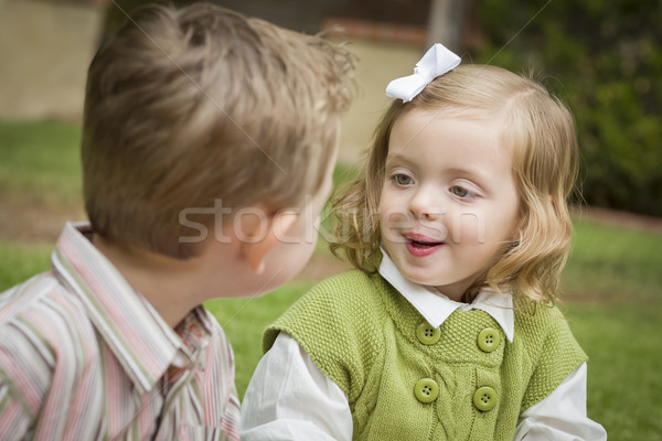 Aanbiddelijk broer zus kinderen spelen buiten Stockfoto © feverpitch