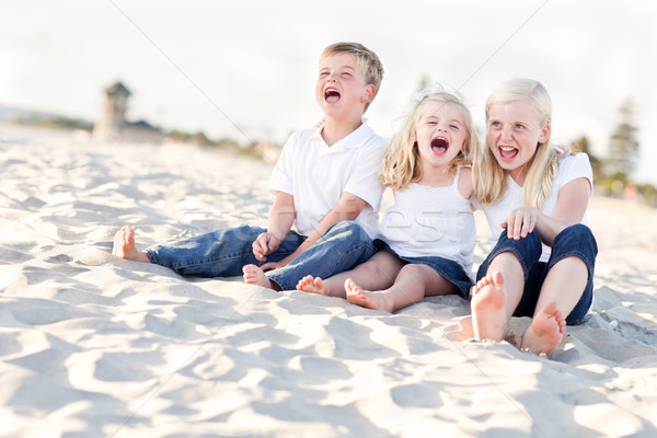 Cute Geschwister Kinder Sitzung Strand liebenswert Stock foto © feverpitch