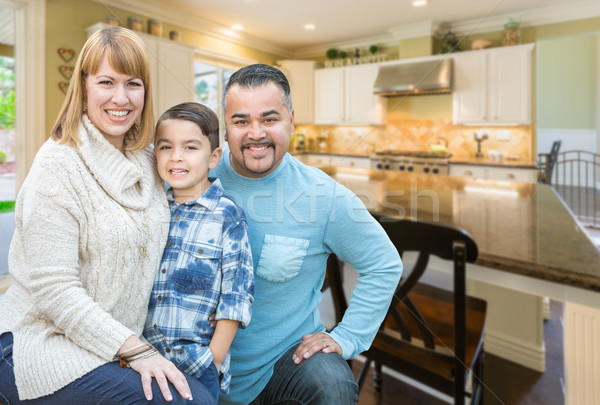 Stockfoto: Halfbloed · jonge · familie · binnenkant · keuken · huis