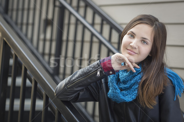 Foto stock: Retrato · bastante · jovem · tempo · jaqueta · de · couro · escada