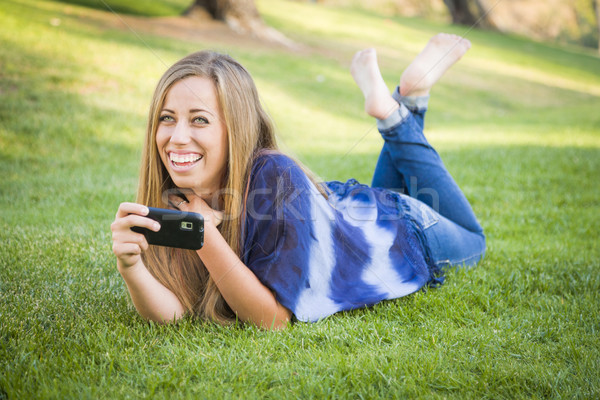 Stok fotoğraf: Gülen · genç · kadın · cep · telefonu · açık · havada · park · kadın