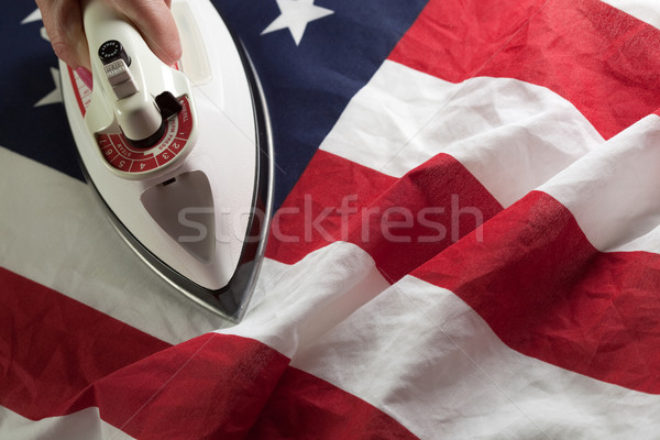 Bügeln heraus Falten Flagge amerikanische Flagge Hand Stock foto © feverpitch