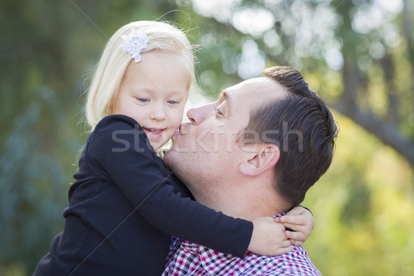 Stockfoto: Vader · zoenen · aanbiddelijk · meisje · buitenshuis · liefhebbend