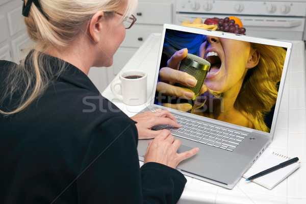 Nő konyha laptopot használ szórakoztatás zene képernyő Stock fotó © feverpitch